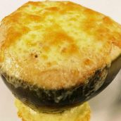 Camarão gratinado no coco verde