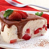 Merengue com chocolate e morango