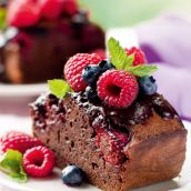 Bolo de chocolate e frutas vermelhas