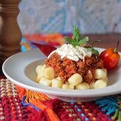 Nhoque de macaxeira com ragu de carne seca