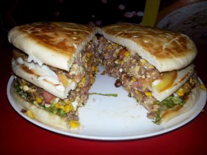 Quarteirão: mega sanduíche é um dos destaques da casa (Foto: Divulgação)
