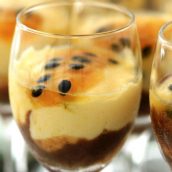 Musse de maracujá com chocolate na taça