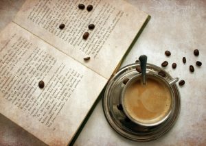 Café e livro: um jeito fácil de estar bem consigo mesmo