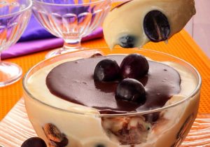 Taça de chocolate branco com uva (André Fortes/Divulgação)