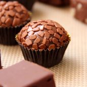 Brigadeiro recheado ao leite