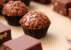 Brigadeiro recheado (Helga Cristina/Divulgação)