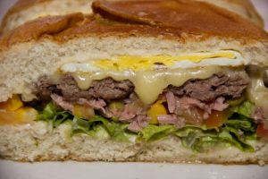 Mega sanduíches da Sorvebom são destaque no cardápio (Foto: divulgação)
