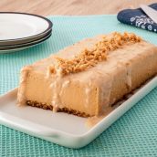 Pudim de doce de leite com calda de coco