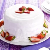 Bolo com recheio de morangos e marshmallow