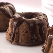 Minibolos de chocolate com cobertura