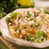 Salada de penne ao molho de laranja