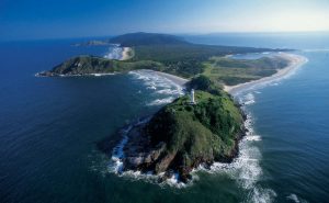 Para quem curte viajar, boa oportunidade para conhecer a bela Ilha do Mel, no Paraná (Divulgação)