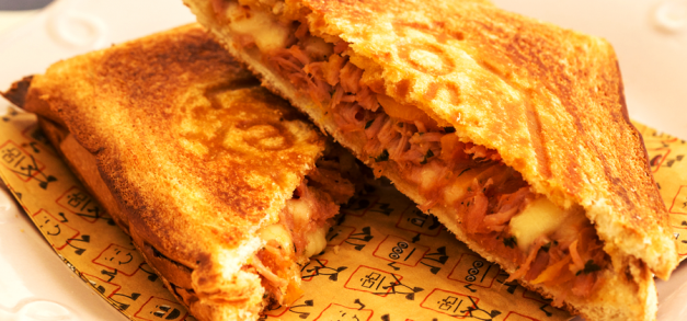 Tostex lança novo sanduíche criado com Luanda Gazoni