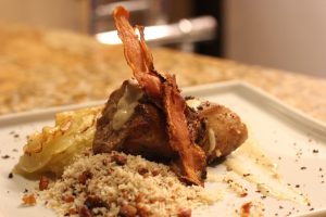 Filé mignon suíno ao molho de mostarda escura com batata anna e farofinha de bacon: delícia escolhida para o jantar harmonizado do Indie Café Bistrô