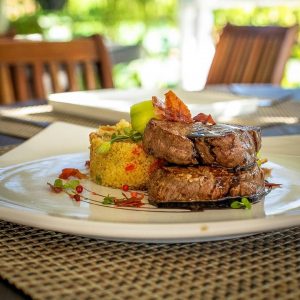 Steak ao molho balsamico do Colosso Lake Lounge