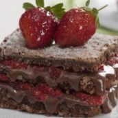 Bolo de chocolate com recheio de morango