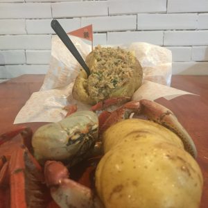 Batata recheada com caranguejo