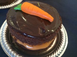Mini cake de cenoura com calda de brigadeiro preto.