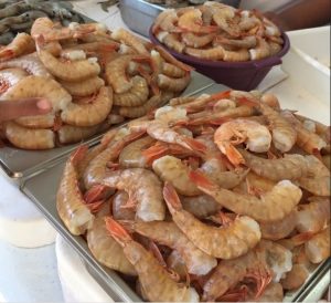 Camarão rosa (do mar) é vendido no Mercado dos Peixes - preço varia de acordo com a sazonalidade e tamanho do marisco (Foto: TripAdvisor/Maura Lapa)