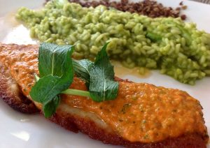 Tilápia com "molho termogênico" e risoto verde