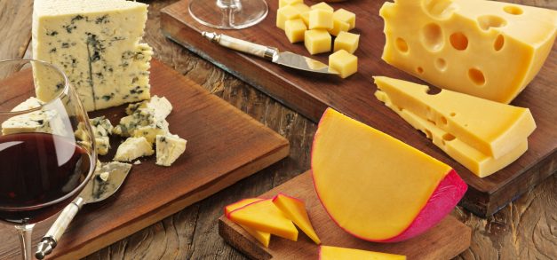 Aprenda a montar uma tábua de queijos para o Natal