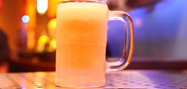 Outback e Brahma presenteiam clientes com chope de Dia do Amigo