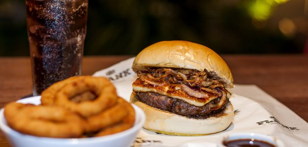 Flank Steak Burger comemora aniversário com lançamento