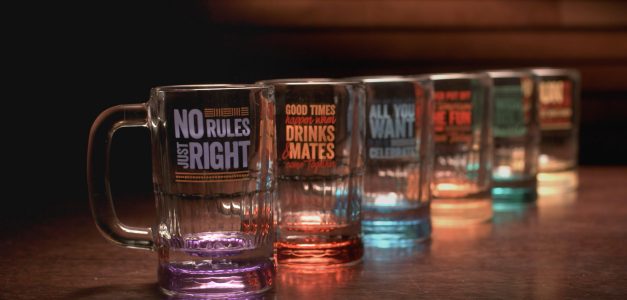 Outback presenteia clientes com versões coloridas de sua caneca
