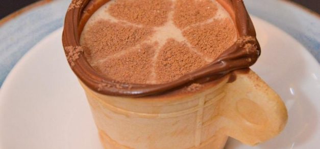 Imprensa Café distribui café em casquinha de sorvete com bordas de Nutella