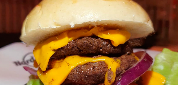 Hard Rock Cafe lança smash burgers em Fortaleza por tempo limitado