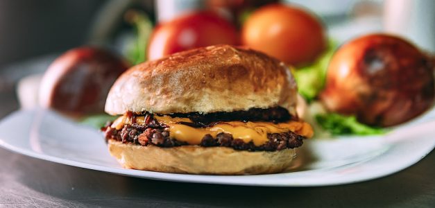 Sunrise Beach oferece linha de smash burgers artesanais