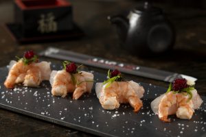 Sashimi de camarão e peixe branco