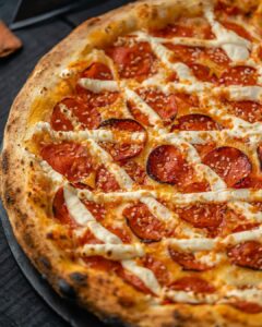 Pizzas do Depot são servidas são servidas sobre massa napolitana, fininha e crocante