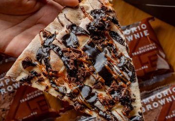 Vignoli celebra Páscoa com pizza de brownie em collab com Empório Brownie e brincadeira de “caça aos ovos”