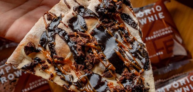 Vignoli celebra Páscoa com pizza de brownie em collab com Empório Brownie e brincadeira de “caça aos ovos”
